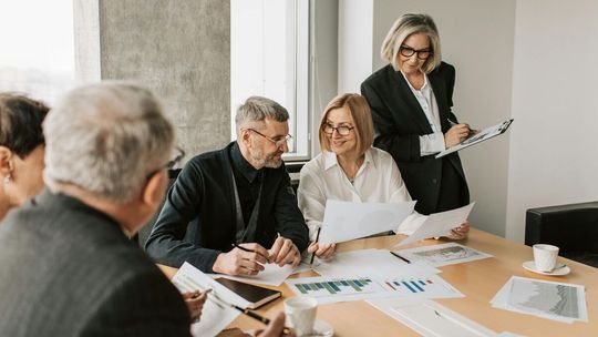 Założenie firmy w Anglii i prowadzenie jej z Polski – aspekty prawne i praktyczne