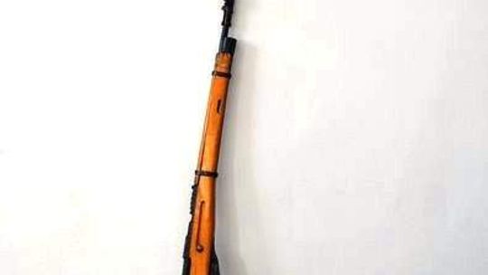 Założył bagnet na broń i po pijanemu spacerował poboczem drogi