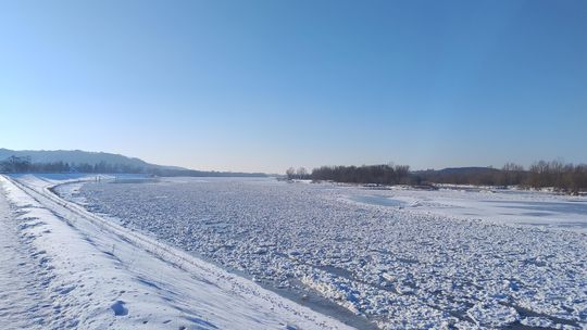 Zamarznięta Wisła w Kazimierzu Dolnym – rzadki widok i wspomnienia minionych zim