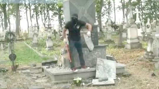 Zamaskowany mężczyzna rozbił ukraiński pomnik na cmentarzu (wideo)