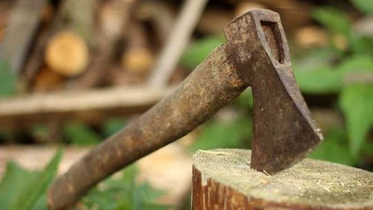 Zamaskowany mężczyzna z siekierą rzucił się na kierowcę. Policjanci nie uwierzyli