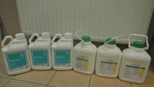 Zamiast chronić, mogą szkodzić. Lublin: 140 litrów nielegalnych pestycydów zatrzymanych