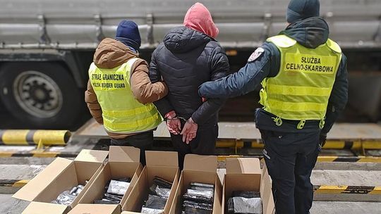Zatrzymanie podejrzanego przez Straż Graniczną i Służbę Celno-Skarbową – zabezpieczone paczki z nielegalnym towarem przy ciężarówce