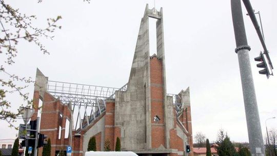 Zamiast dachu kościoła będą siłownie pod chmurką