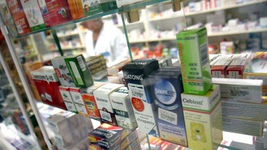 Zamiast dzwonić do lekarza, wola zapytać panią magister w aptece