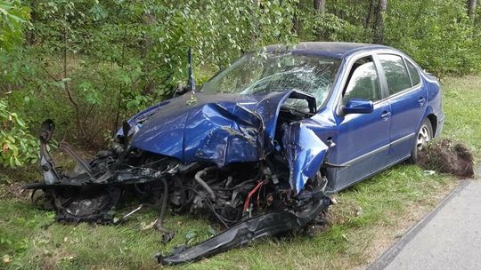 Zamiast jechać po drodze, zniszczył auto w rowie. Miał ponad 2.5 promila alkoholu