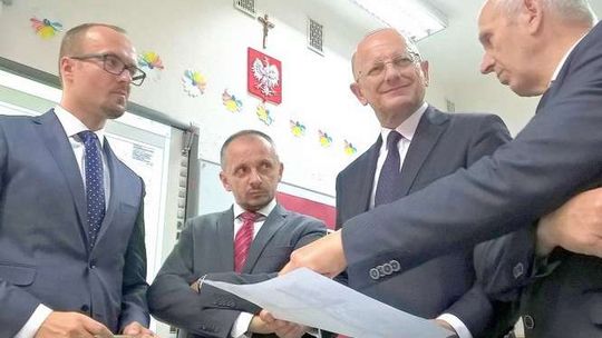 Zamiast kościoła wolą szkołę. Prezydent nie wycofuje uchwały ale obiecuje również szkołę