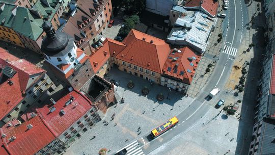 Zamiast mandatów użyją kwiatów? Rada dzielnicy chce zablokowania wjazdu przed Bramę Krakowską