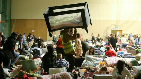 Zamiast parkietu jest noclegownia, w miejscu trybun - magazyn odzieży. Hrubieszów na pomoc Ukrainie