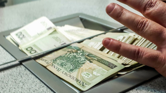 Zamiast rolnikom, prezes wypłacał sobie miliony z kont fundacji