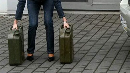 Zamiast taniego paliwa kupili wodę w pojemnikach