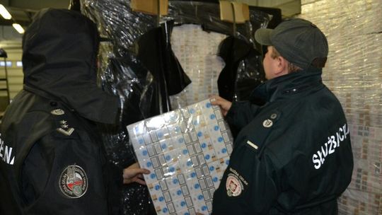 Zamiast torfu celnicy znaleźli 11 mln sztuk nielegalnych papierosów (zdjęcia)