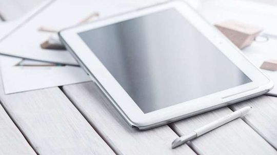 Zamiast z zeszytu, dzieci uczą się z tabletu i komórki. Później będzie programowanie