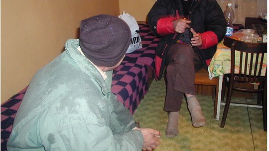 Zamienia się w pijacką melinę