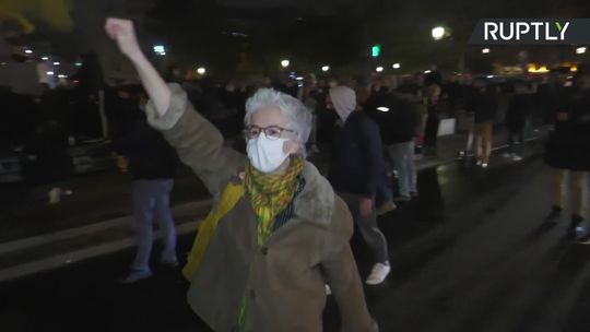 Zamieszki na ulicach Paryża. Protesty przeciwko ogólnokrajowemu lockdownowi