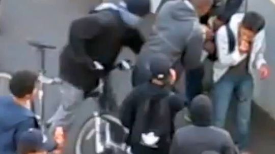Zamieszki w Anglii: Okradli rannego chłopca (wideo)