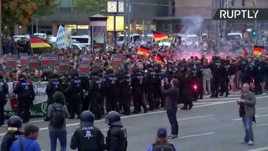 Zamieszki w Chemnitz po śmierci Niemca. Syryjczyk i Irakijczyk zatrzymani [wideo]