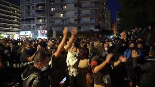 Zamieszki w Salonikach podczas protestów przeciwko lockdownowi