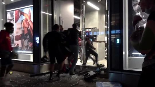 Zamieszki w USA po śmierci George'a Floyda. Okradają sklepy, demolują samochody