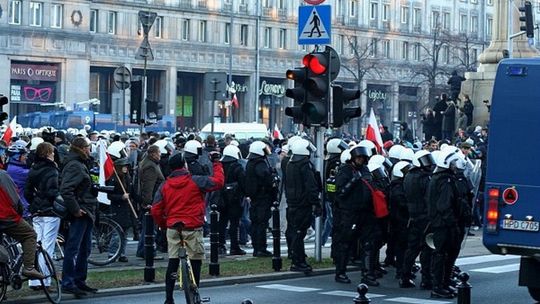 Zamieszki w Warszawie: Są pierwsze wyroki za napaść na policjanta