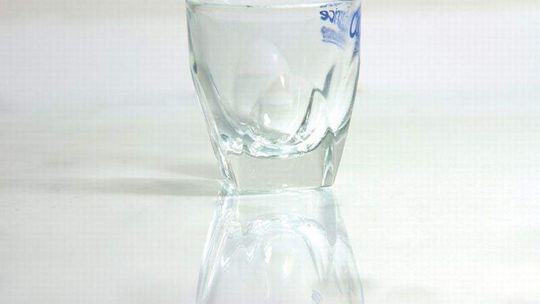 Zamknął drzwi na klucz i spił dzieci do nieprzytomności