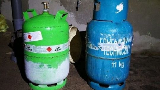 Zamknął się w domu z dwiema butlami gazowymi. Groził, że wysadzi w powietrze cały budynek