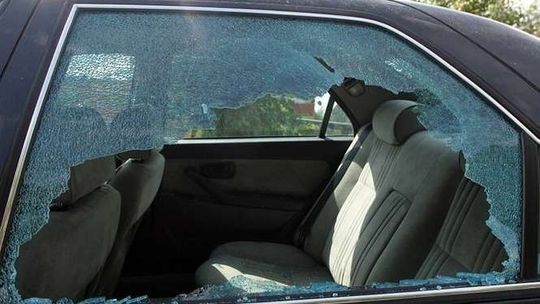 Zamknęła 2-latka w samochodzie i poszła na zakupy do centrum handlowego