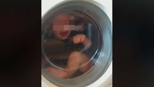 Zamknęli dwulatka w pralce. Zarzuty dla trzech mężczyzn