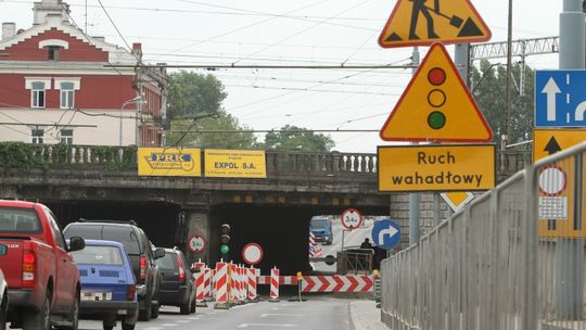 Zamknięta ul. Kunickiego w Lublinie. Jeżdżą mimo zakazów (wideo)