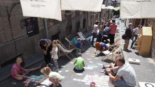 Zamknięte, czyli otwarte. Żmigród wyległ na jezdnię (zdjęcia, wideo)