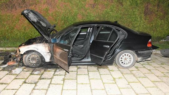 Zamojscy policjanci złapali podpalacza. Oblał samochód łatwopalną cieczą