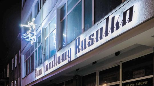 Zamojska z nowym neonem. Rusałka na tafli wody