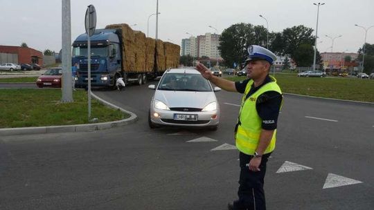 Zamość: Ciężarówka wioząca słomę blokowała rondo