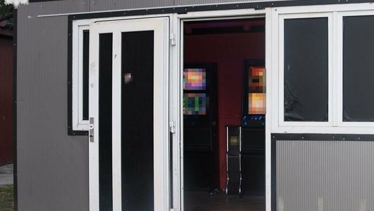 Zamość: jaskinia hazardu z folią na szybach