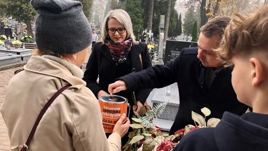 Zamość. Kwesta na cmentarzu parafialnym. By ratować zabytkowe nagrobki