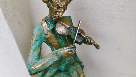 Zamość ma nową rzeźbę. Skrzypka spotkacie koło parku