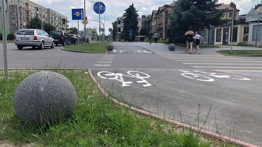 Zamość ma problem o wadze 250 kg. Powinny stać w miejscu, ale toczą się i toczą...