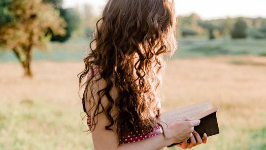 Zamość: „Nad Niemnem” nad stawem. Narodowe Czytanie w parku