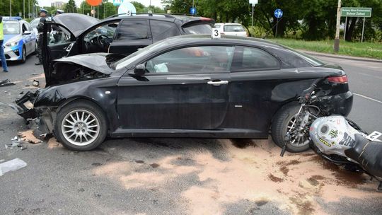 Zamość. Najpierw dwa samochody, młody motocyklista też nie zdążył wyhamować