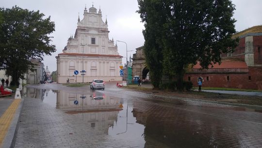 Zamość nie jest już Padwą, teraz wygląda jak Wenecja. Remontowana ulica pod wodą