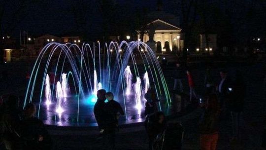 Zamość: Nowe podświetlane fontanny w parku