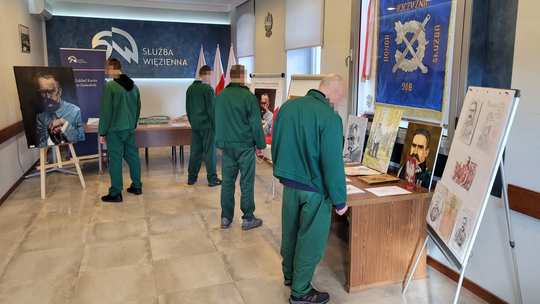 Zamość. Piłsudski malowany, haftowany, wyklejany. Kto wygrał plastyczny konkurs w więzieniu?