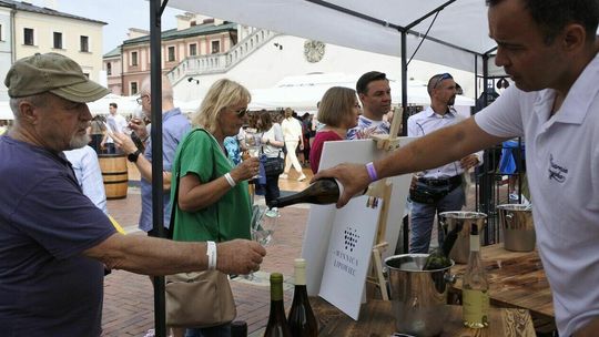 Zamość rajem dla miłośników wina. Płacisz raz, pijesz ile dusza zapragnie