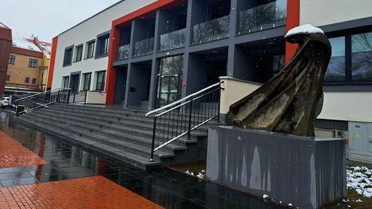 Zamość. Rzeźba stanęła na otwarcie domu kultury, teraz będzie remontowana