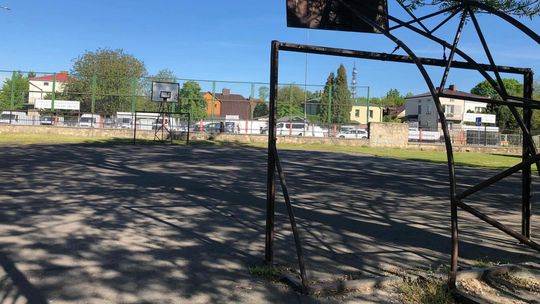 Zamość: Salę gimnastyczną mają jeszcze z lat 60. Kto zbuduje licealistom nowe boisko?