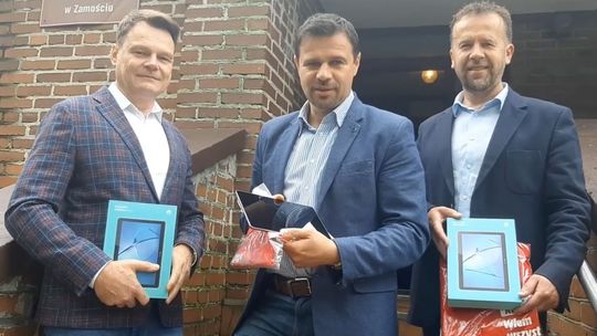 Zamość: Tablety od radnych dla dzieci