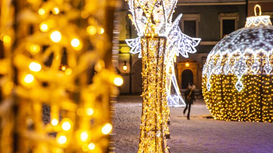Zamość w świątecznych dekoracjach. Lodowisko też działa