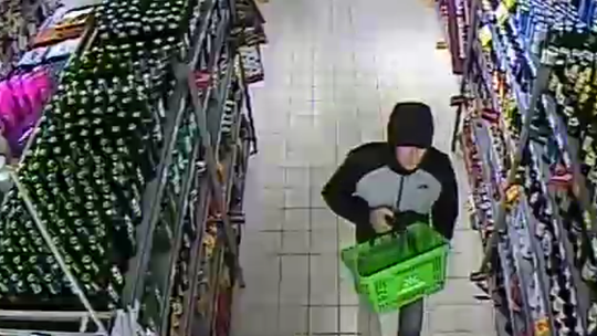 Zamość. Znasz tego mężczyznę? Złodziej sklepowy szarpał się z ochroniarzem