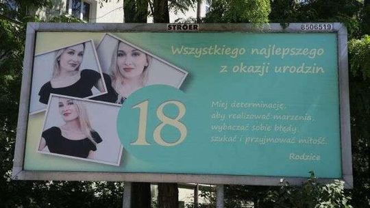 Zamówili billboardy z życzeniami na 18 urodziny córki. "Łzy stanęły mi w oczach"