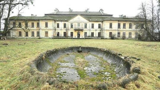 Zamoyscy walczą o pałac Klemensów. Ministerstwo podważyło decyzję wojewody